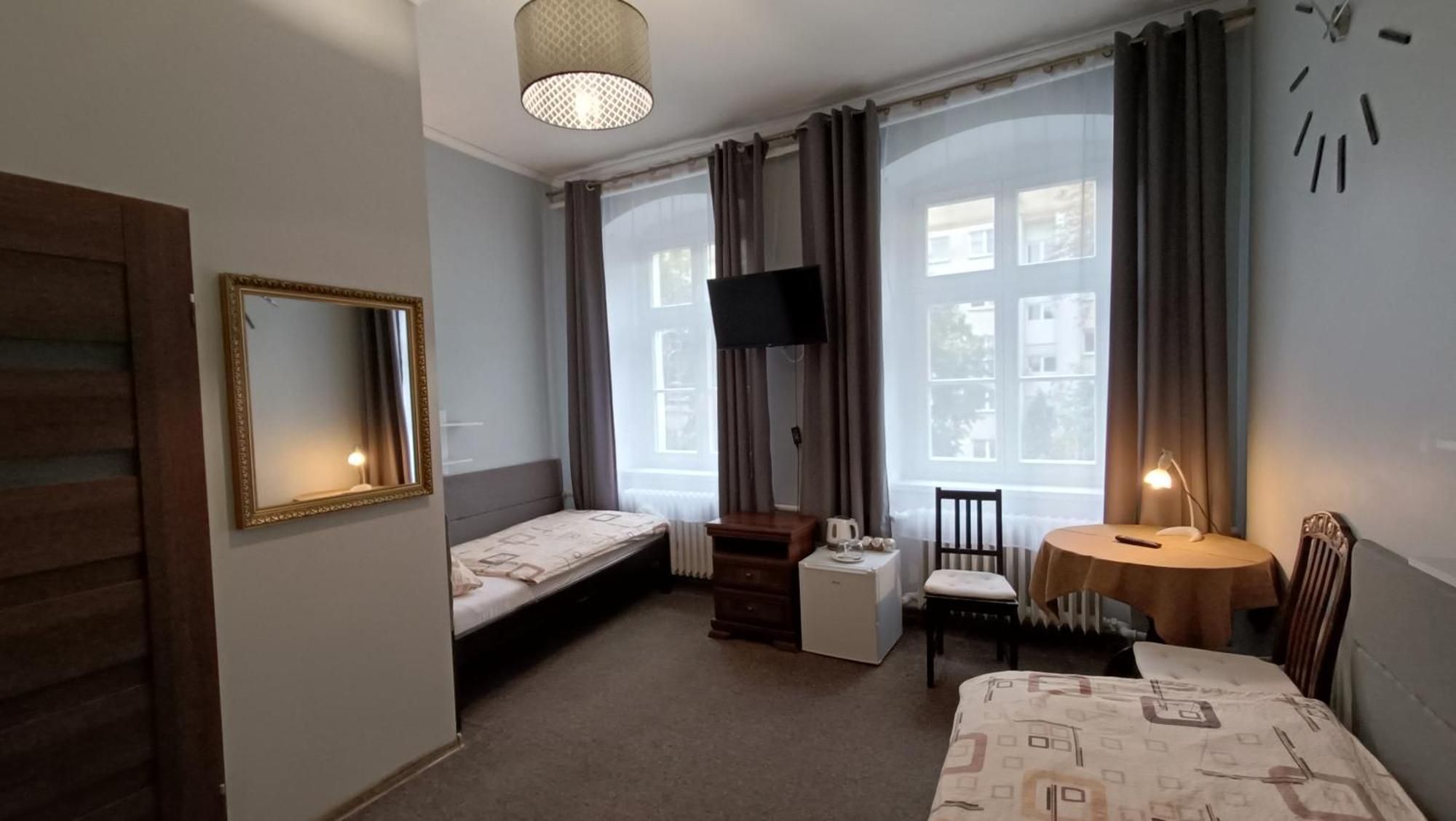Hotel Polonia Намыслув Экстерьер фото
