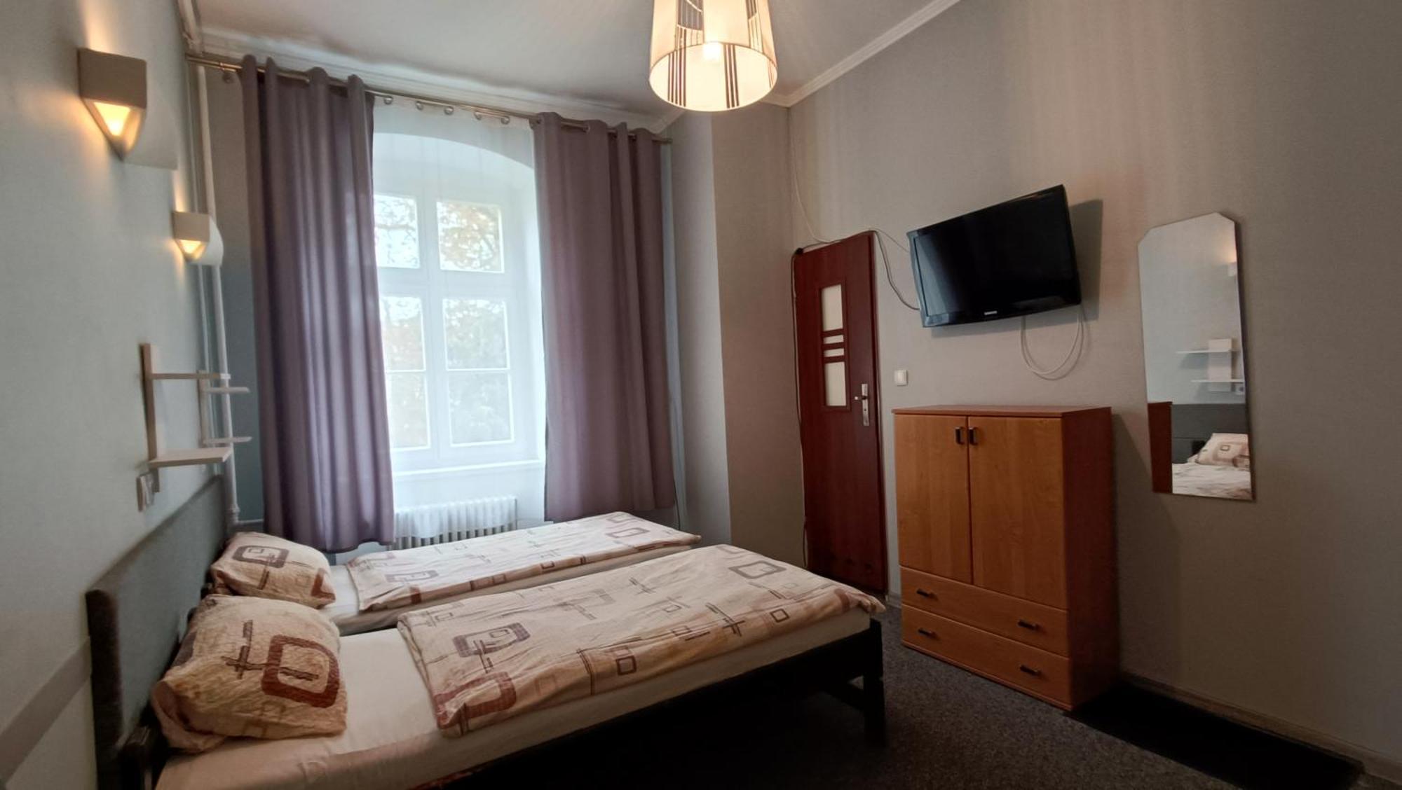 Hotel Polonia Намыслув Экстерьер фото