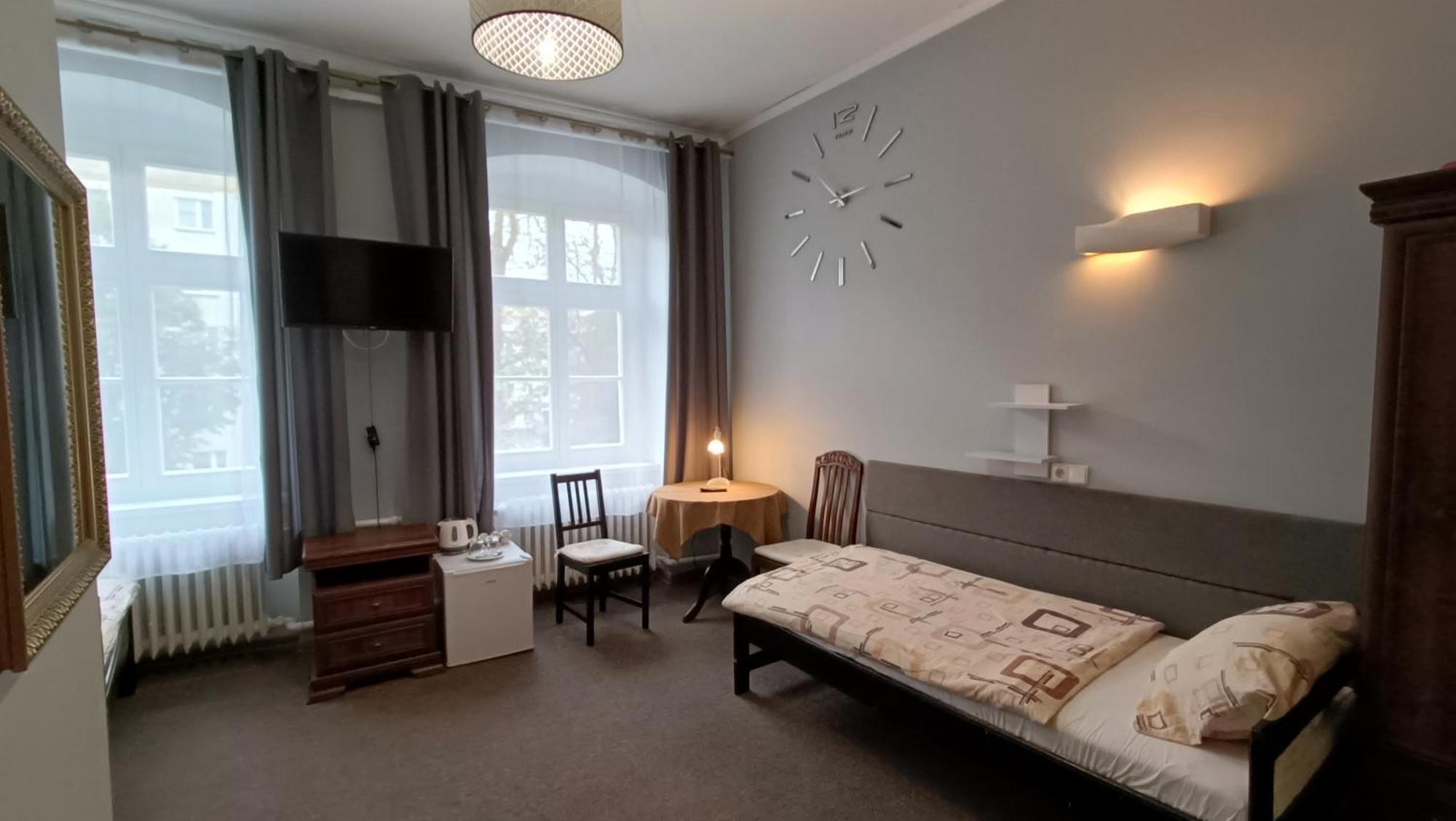 Hotel Polonia Намыслув Экстерьер фото