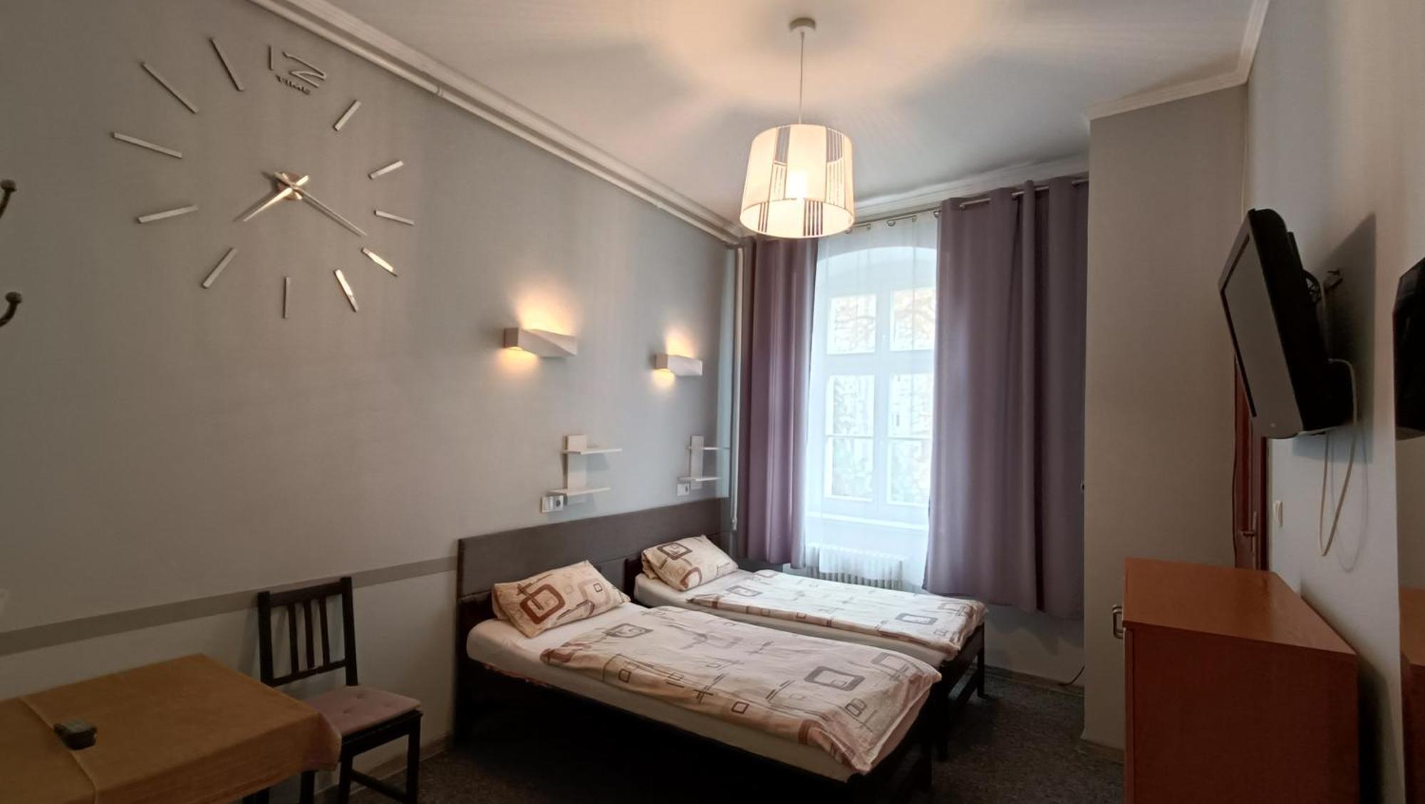Hotel Polonia Намыслув Экстерьер фото